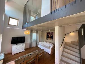 1 dormitorio con 1 cama, TV y escaleras en Ferienchalet Burgenblick en Riedenburg