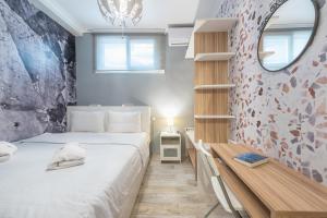 - une petite chambre avec 2 lits et un miroir dans l'établissement Welcoming Koukaki Home by Cloudkeys, à Athènes
