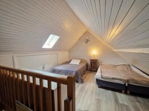 ein Schlafzimmer im Dachgeschoss mit 2 Betten und einer Treppe in der Unterkunft ZAGALA LA MAISON DE LA MONTAGNE in Gèdre + 39 Fotos