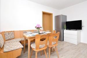 eine Küche und ein Esszimmer mit einem Tisch und Stühlen in der Unterkunft CO02-HI Apartment in Coburg in Coburg