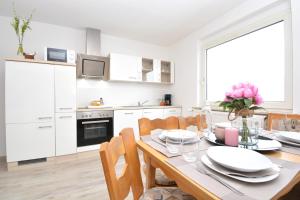 コー​​ブルクにあるCO02-HI Apartment in Coburgのテーブルと椅子のあるキッチンとダイニングルーム +8枚の写真