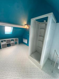 - une salle de bains pourvue d'une grande porte en verre dans l'établissement Maison de Montgibaud, à Montgibaud
