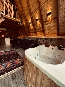 una grande vasca da bagno in una camera con soffitti in legno di SezBungalov ad Ardeşen