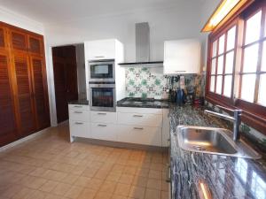 Kuchyň nebo kuchyňský kout v ubytování Villa Colina Ibiza