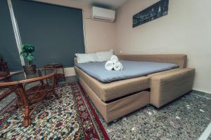מיטה או מיטות בחדר ב-Eptalofos Studio loft