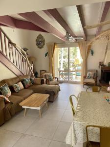 Villa dans résidence avec piscine, tennis et direct à la plage en Corse tesisinde bir oturma alanı