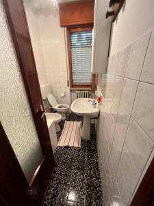 een badkamer met een wastafel en een toilet bij Alloggio Silvia in Lisio