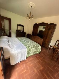 1 dormitorio con cama, tocador y espejo en Alloggio Silvia en Lisio