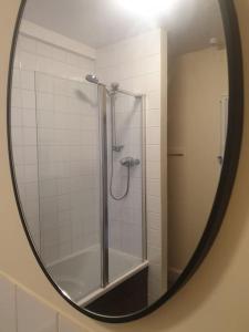een spiegel van een douche in de badkamer bij Flat 2, Cliff Road in Sheringham