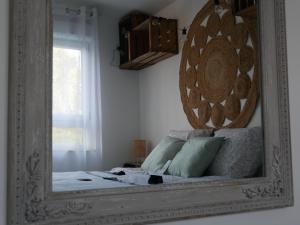 lustro w pokoju z łóżkiem i oknem w obiekcie La loveroom de l'Artois w mieście Souchez +24 zdjęcia