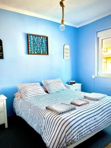 a blue bedroom with a bed with blue walls at Apartamento Puertu Chicu con plaza de garaje privada in Llanes