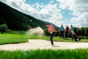 un hombre está jugando golf en un campo de golf en Haus Rovina en Münster