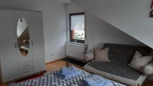 Postel nebo postele na pokoji v ubytování Ferienwohnung-Zweiburgenblick
