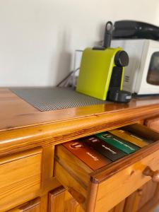 a wooden desk with a laptop and a toaster at Apt de Marsita-Bajío,8 in Caleta de Sebo