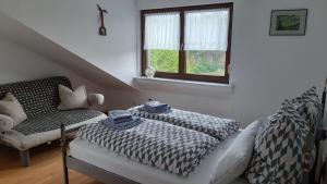 RunkelにあるFerienwohnung-Zweiburgenblickのベッドルーム1室(ベッド1台、椅子、窓付)