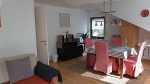 Posezení v ubytování Ferienwohnung-Zweiburgenblick