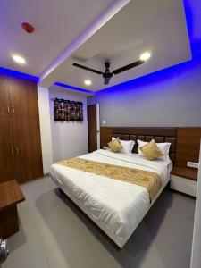 a bedroom with a large bed with a blue ceiling at HOTEL EAGLE INN, NARODA in Ahmedabad