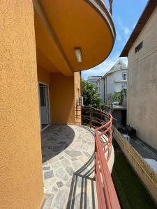 - un balcon dans un bâtiment avec une balustrade rouge dans l'établissement Vila Mirela, à Eforie Nord