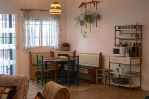 a kitchen with a table and chairs in a room at Casa Rural VUT El Rincón de Eulogio in El Torno
