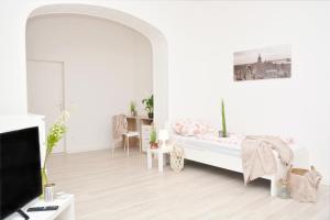 コー​​ブルクにあるCO03-HI Apartment in Coburgのベッドとテレビのある白い部屋