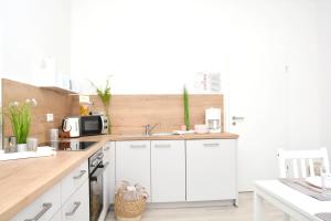 uma cozinha com armários brancos e uma bancada em CO03-HI Apartment in Coburg em Coburgo