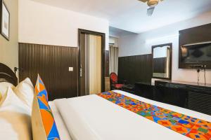 TV a/nebo společenská místnost v ubytování FabHotel Sentinel Suites
