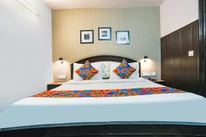 Postel nebo postele na pokoji v ubytování FabHotel Sentinel Suites