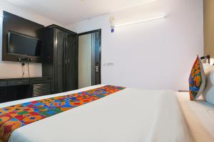 Postel nebo postele na pokoji v ubytování FabHotel Sentinel Suites