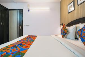Postel nebo postele na pokoji v ubytování FabHotel Sentinel Suites