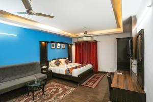 Postel nebo postele na pokoji v ubytování FabHotel Sentinel Suites