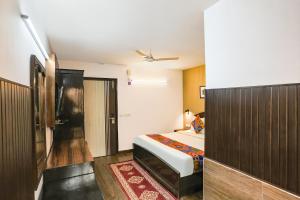 Postel nebo postele na pokoji v ubytování FabHotel Sentinel Suites