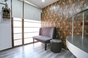 Posezení v ubytování FabHotel Sentinel Suites + 21 fotografií
