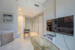 Posezení v ubytování KeyHost - Damac Zada Tower - Brand New 1BR Apartment with canal view in Business Bay