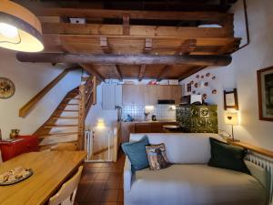 a living room with a couch and a staircase at El Fienil in Mazzin
