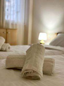 een handdoek op een bed in een hotelkamer bij Lakeside apartment in Struga