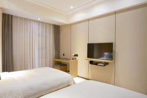 TV in/ali zabaviščno središče v nastanitvi Paco Hotel Tiyuxilu Metro Guangzhou-Free Shuttle Bus during Canton Fair