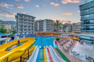 - Vistas a la piscina de un complejo con tobogán en Kahya Hotel, en Alanya