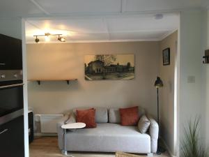 a living room with a couch and a table at Pension Huize Kruiz in Bellingwolde