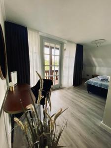 Pokój z łóżkiem, biurkiem i stołem w obiekcie Landhaus Lotten w mieście Winsen (Luhe)