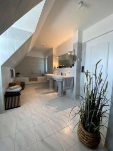 łazienka z umywalką, toaletą i wanną w obiekcie Landhaus Lotten w mieście Winsen (Luhe)