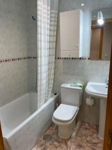 łazienka z toaletą, wanną i umywalką w obiekcie Уютная квартира в Calpe w mieście Calpe