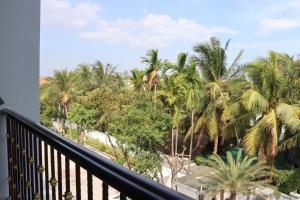 un balcón de un complejo con palmeras en Sky Boutique Kampot en Kampot