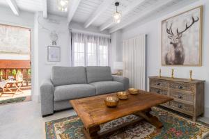 salon z kanapą i stołem w obiekcie CASA GERRA COMILLAS w mieście Comillas +37 zdjęć