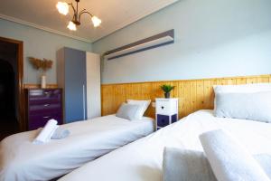 2 Betten nebeneinander in einem Zimmer in der Unterkunft Acogedor piso de 6 camas in Salamanca