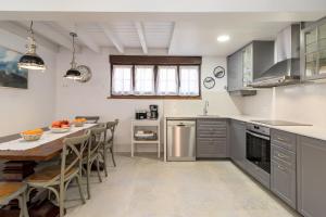 Kuchyň nebo kuchyňský kout v ubytování CASA GERRA COMILLAS