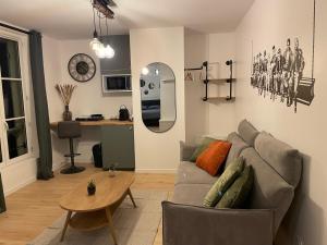 a living room with a couch and a table at Studio - Suite rénovée de Provins in Provins
