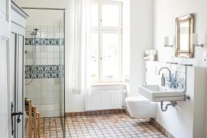 baño con lavabo y aseo y ventana en Gasthaus Lammkontor en Husum