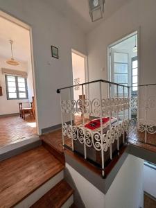 Cette chambre dispose d'un escalier en colimaçon avec un miroir. dans l'établissement Lisbon Sea and City, à Trafaria