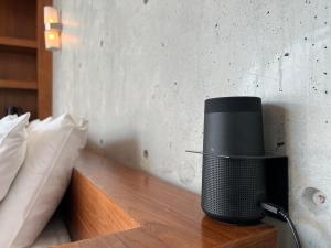 台南市にあるH Villa Innのベッドサイドのテーブルに座るスピーカー