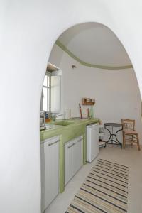 a kitchen with a green counter and a sink at Villa Hill-Ton in Arnados